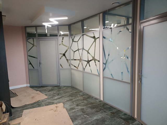 Плоттерная резка и наклейка на перегородки в офисе, концерт "Калина"