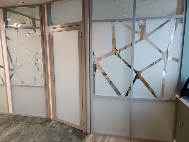 Плоттерная резка и наклейка на перегородки в офисе, концерт "Калина"