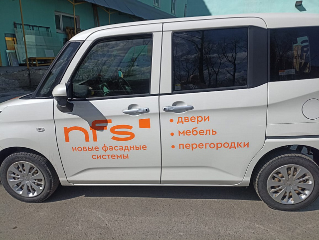 Плоттерная резка и наклейка на авто