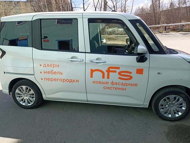 Плоттерная резка и наклейка на авто